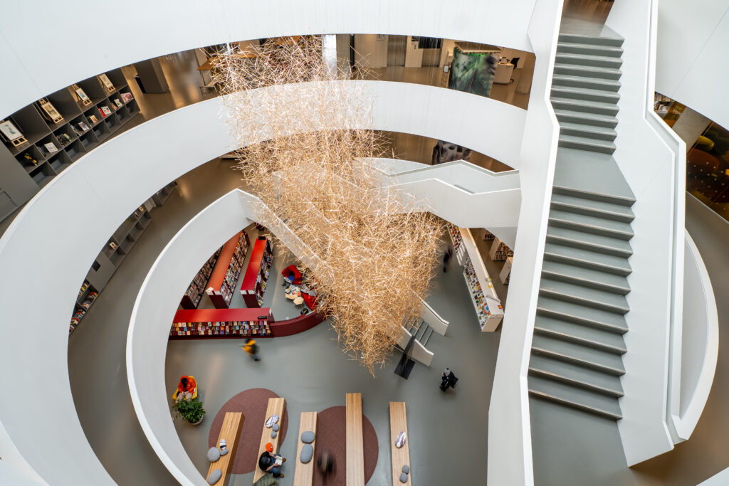 Bibliothèque Gabrielle-Roy, vue de l’intérieur avec Il semble y avoir comme une pluie d’or par Micheline Beauchemin. Crédit : Ville de Québec